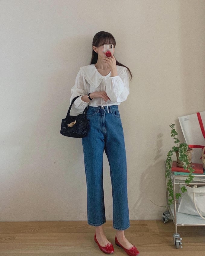 Quần jeans ống đứng kết hợp ăn ý với áo thun đơn giản, áo sơ mi oversized, áo blouse nữ tính... đảm bảo phong cách thanh lịch. 