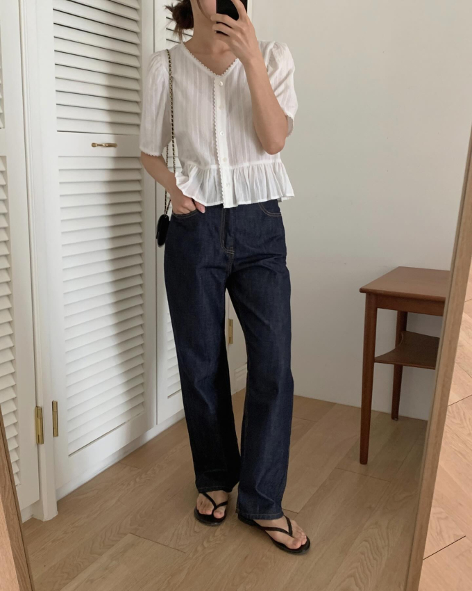 Muốn có vẻ ngoài nổi bật hơn, chị em hãy phối quần jeans đen với áo mang tông màu đỏ, áo kẻ ngang. 