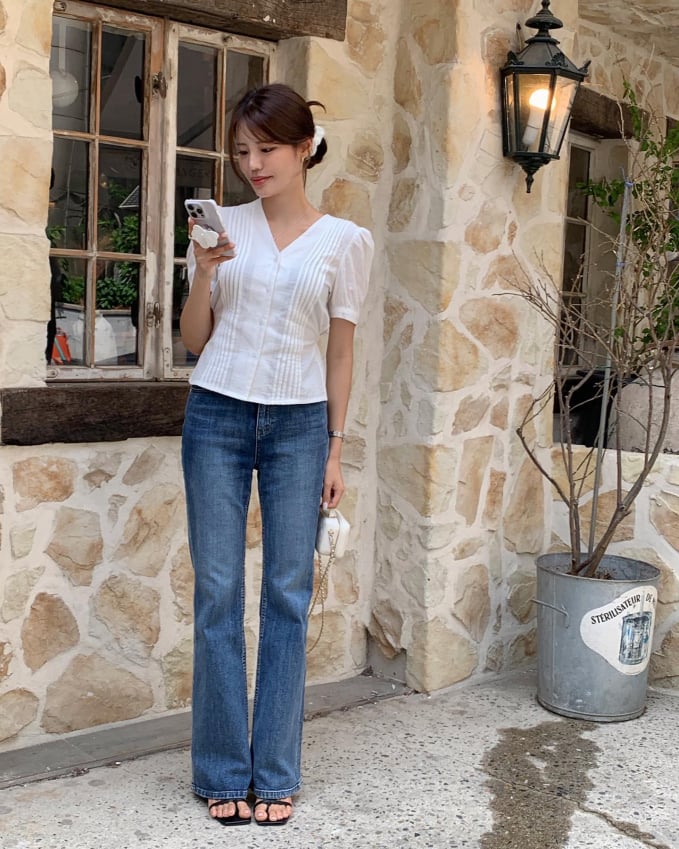 Với thiết kế ôm nhẹ phần đùi và loe dần về phía gấu, mẫu quần jeans này sẽ 