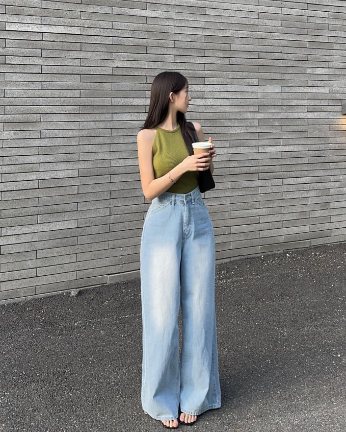 Qần jeans ống rộng là một trong những món thời trang 