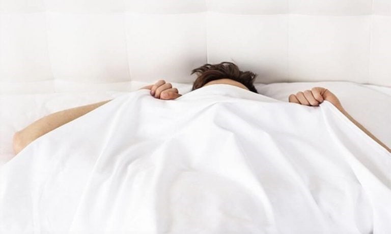 Nằm ngủ không nên chùm chăn kín đầu