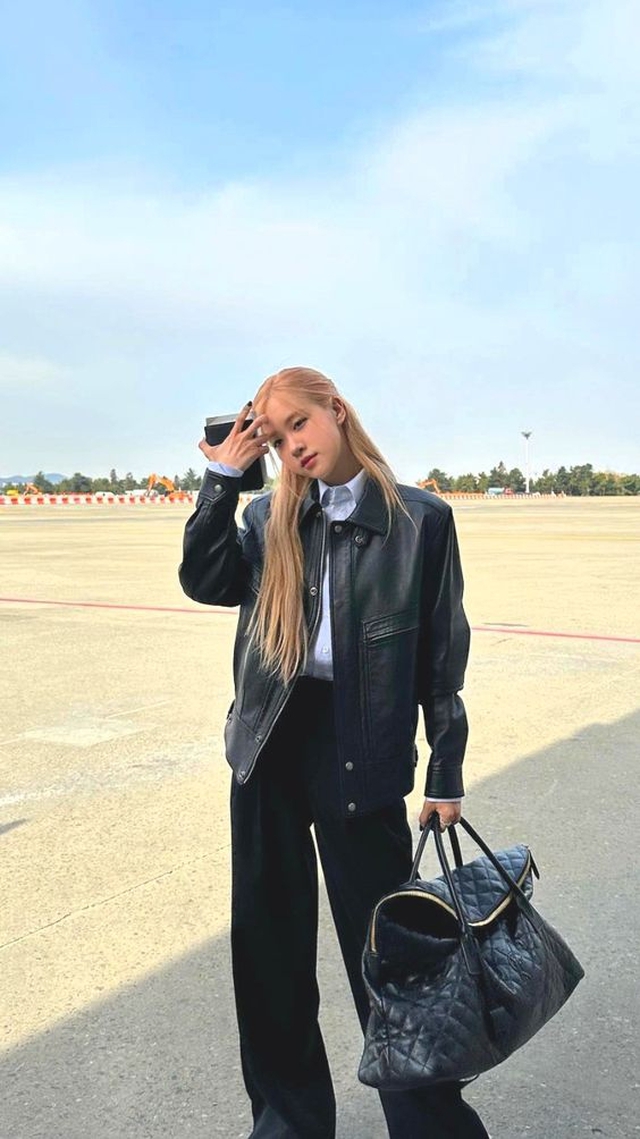 Rosé không ngần ngại thử nghiệm với một thiết kế áo khoác da có phần nam tính, mạnh mẽ.