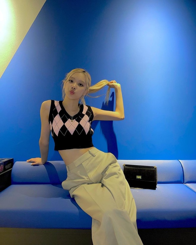 Đừng quên outfit hot một thời này. osé chọn phối quần tây cùng áo tanktop len, nhưng lần này cô nàng đã 