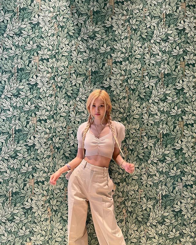 Rosé cũng chọn tết tóc 2 bên để trông trẻ vô cùng. 