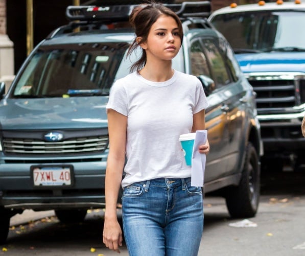Công thức áo thun trắng và quần jeans xanh đảm bảo ghi điểm. 