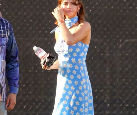 Muốn làm mới thời trang mùa hè, chị em nên tham khảo outfit này của Selena Gomez.