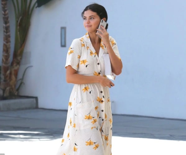 Mẫu váy hoa nền trắng của Selena Gomez có sự tươi tắn, trẻ trung nhưng vẫn thanh lịch vô cùng.