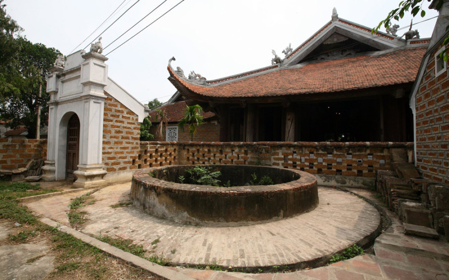 Giếng cổ Đường Lâm tọa lạc tại nhiều vị trí khác nhau trong làng, chủ yếu là ở các ngã ba đường