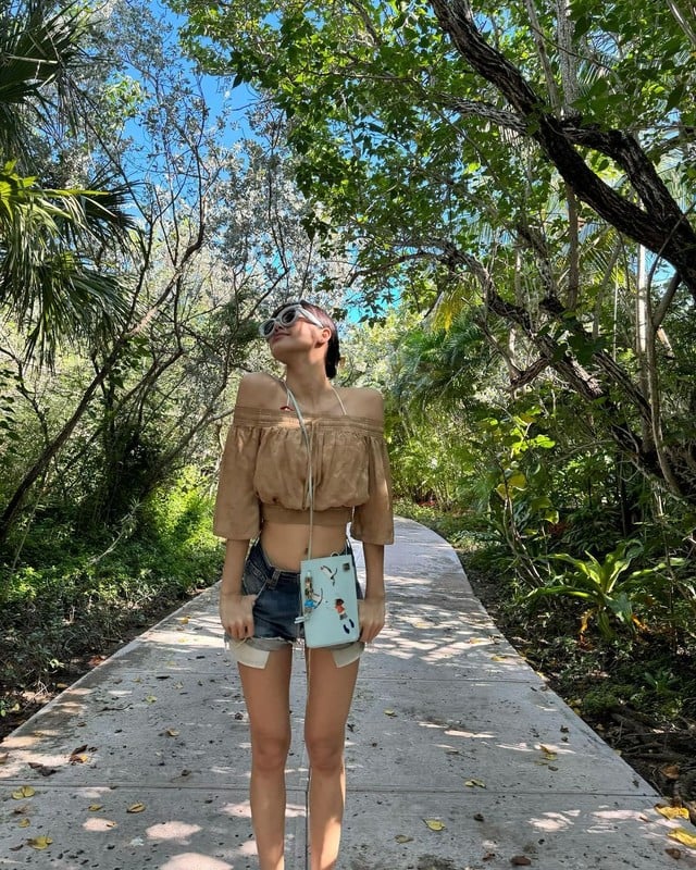Cô chọn short denim cực ngắn để khoe đôi Shbet888 phiên bản mới nhất miên man cùng tỷ lệ Sh88bet đăng ký miễn phí 