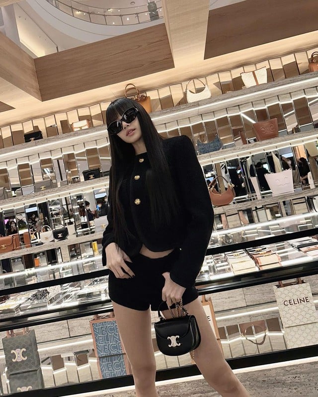 Với outfit all black, giọng ca Rockstar khoe trọn đôi Shbet888 phiên bản mới nhất, Mừng SHBET phiên bản mới 2025 trắng sáng cùng thần thái sang chảnh, thu hút mọi ánh nhìn.    