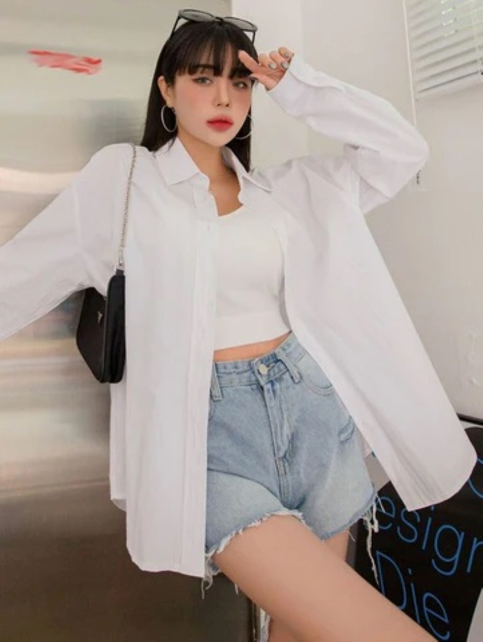 Sơ mi trắng là item không thể thiếu trong tủ đồ mùa hè. 
