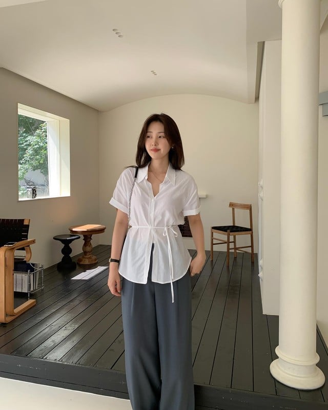 Mix sơ mi trắng với quần xám để có vẻ ngoài tươi sáng hơn. 