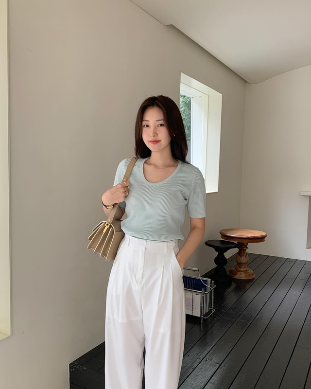 Nhờ chiếc túi màu kem, tổng thể Shbet999 com đăng nhập thêm phần sang xịn mịn.