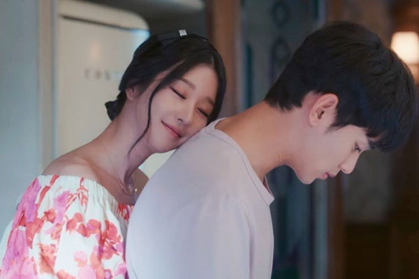 Mối quan hệ giữa phụ nữ và hàng xóm thường khá hài hòa, dù không tiếp xúc thường xuyên, họ vẫn khá thoải mái mà không cần phải đề phòng.