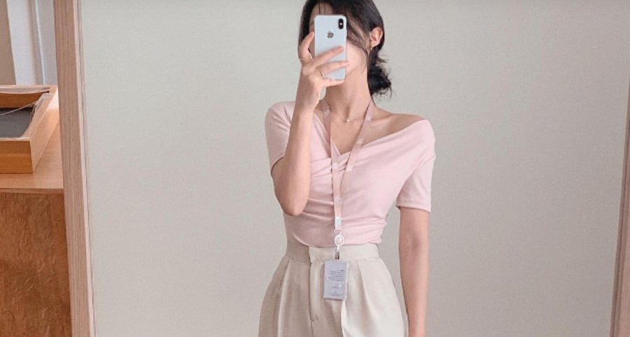 Áo vạt chéo thường có kiểu dáng đơn giản, vì vậy bạn có thể dễ dàng kết hợp với nhiều loại Shbet999 com đăng nhập