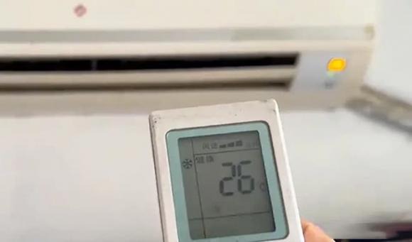 Có người cho rằng 26°C là nhiệt độ lý tưởng nhất để không chỉ giữ cho không gian mát mẻ mà còn tiết kiệm điện năng.
