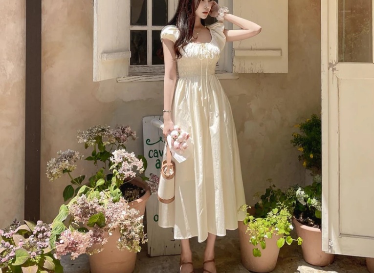Các nàng nên hoàn thiện set váy trắng bằng một đôi sandal để có được outfit đẹp mắt.