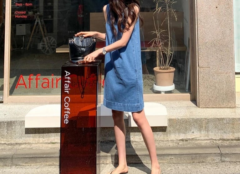 Một chiếc váy denim dáng suông đơn giản cũng vẫn nổi bật và tôn dáng cao ráo.