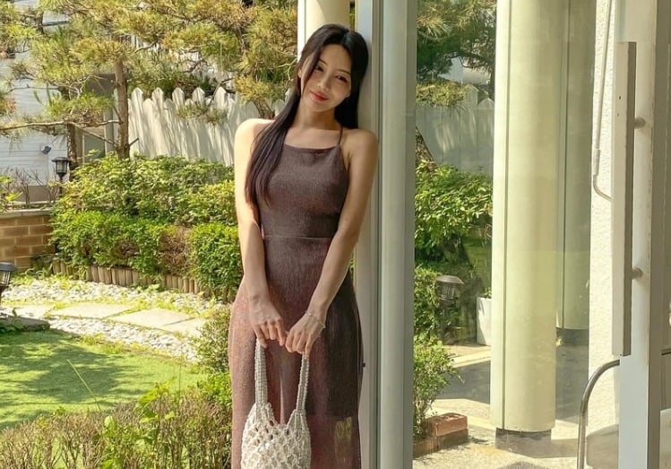 Váy hai dây tông màu nâu không hề cộng tuổi cho người diện. 