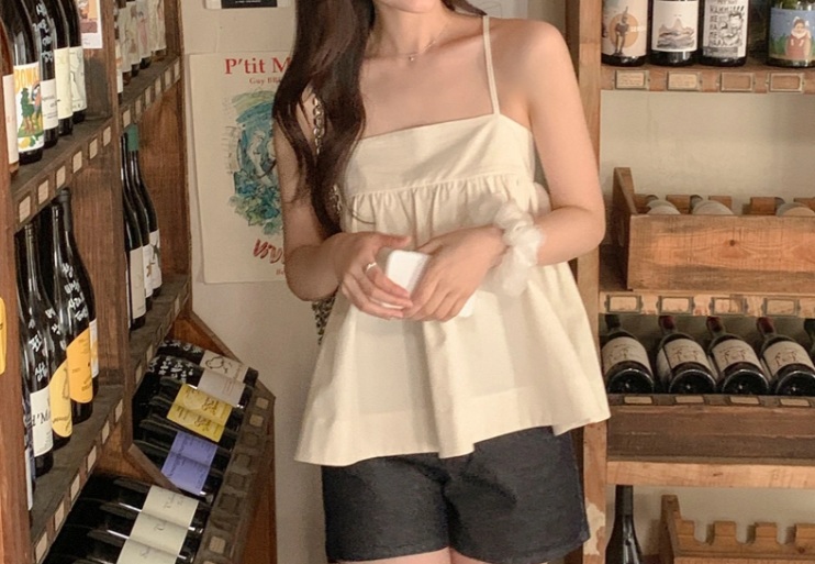 Chỉ cần thêm dây chuyền mảnh và dây buộc vải scrunchie đã giúp bộ Shbet999 com đăng nhập thêm long lanh.
