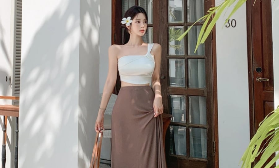 Công thức áo lệch vai và chân váy dài là lựa chọn lý tưởng cho những chuyến du lịch biển.