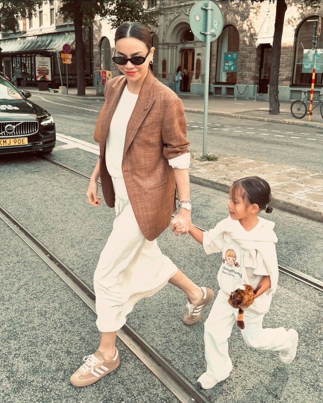 Cô khoác nhẹ bên ngoài 1 em blazer nâu cùng tông với giày thể thao để trung hòa được nét đẹp năng động.