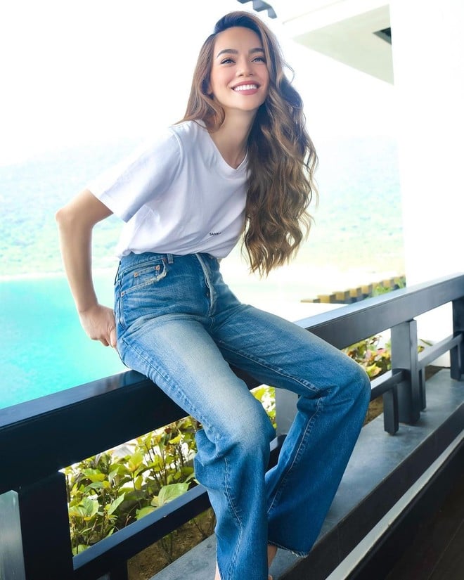 Hồ Ngọc Hà luôn chọn quần jeans cạp cao, đặc biệt ưu ái dáng quần ống đứng ôm nhẹ lấy đôi Shbet888 phiên bản mới nhất.