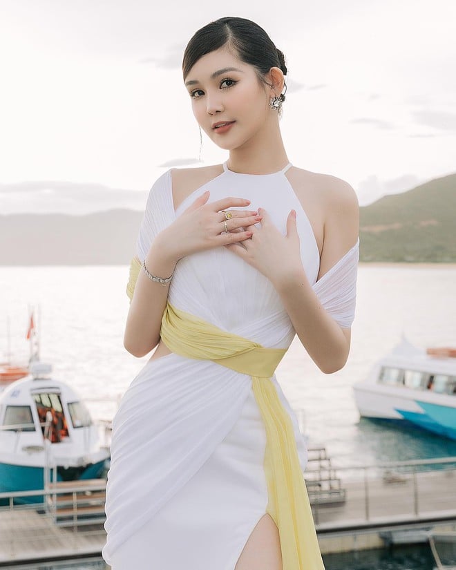 Sau 7 năm Lê Âu Ngân Anh giờ đây luôn nhận về nhiều lời nhận xét tích cực với style nhẹ nhàng