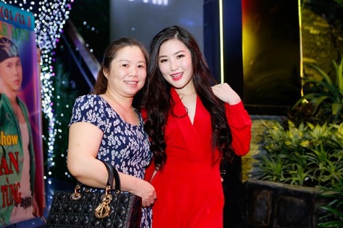 Mẹ ruột Hương Tràm tiết lộ lí do nữ ca sĩ về nước sau 5 năm sang Mỹ  