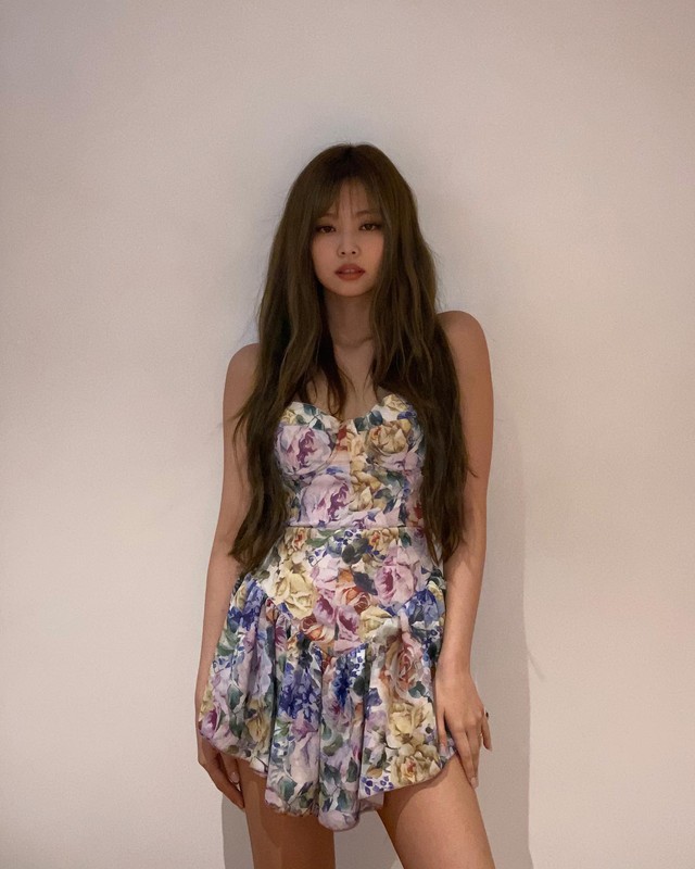  Vì mẫu váy đã nổi bật nên Jennie tối giản hóa phụ kiện và chọn Link Vào SHBET88 Mới Nhất uốn sóng đầy sang trọng, yêu kiều