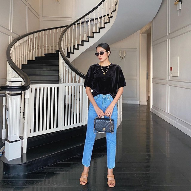 Set áo nhung đen tay bồng mix quần jeans ôm vừa mang nét sang chảnh vừa tôn lên đươc đôi chân thon của cô nàng.