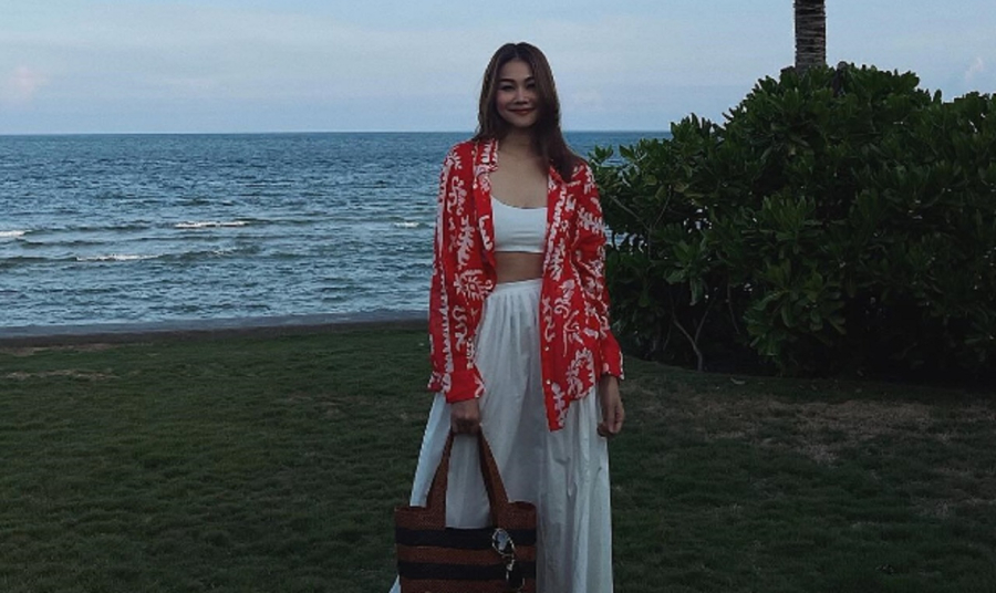 Set áo crop top và chân váy dài Phạm Thanh Hằng vô cùng nhẹ nhàng và phong cách. 