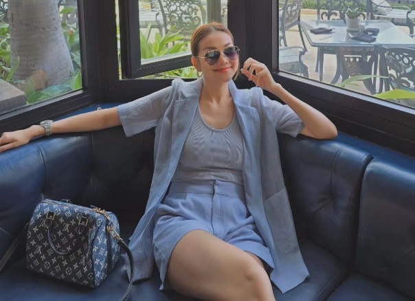 Phạm Thanh Hằng kết hợp bộ suit quần short với áo dệt kim cùng tông màu xanh pastel 