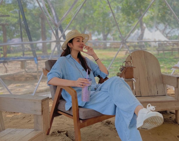 Trang phục denim với áo sơ mi và quần ống suông xanh denim của Phạm Thanh Hằng chính là gợi ý tuyệt vời. 