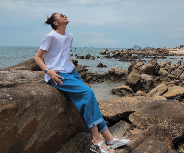 Công thức áo thun trắng oversized và quần jeans xanh thêm gợi ý Link Vào SHBET88 Mới Nhất gọn mát