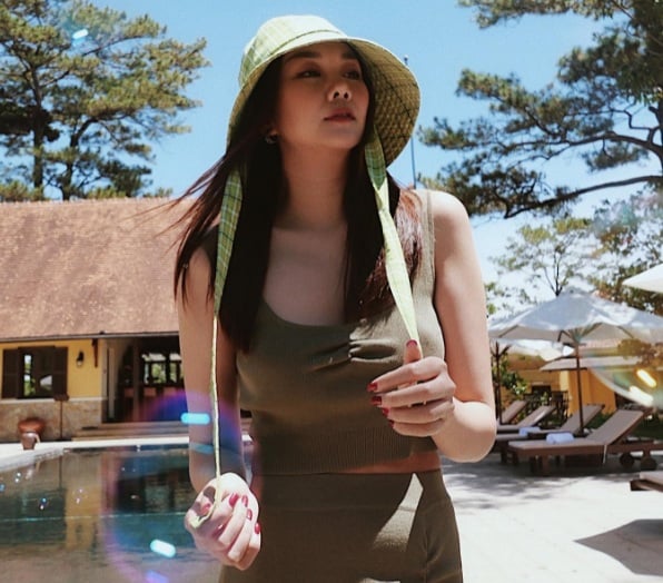 Thanh Hằng mix crop top với chân váy dài. 