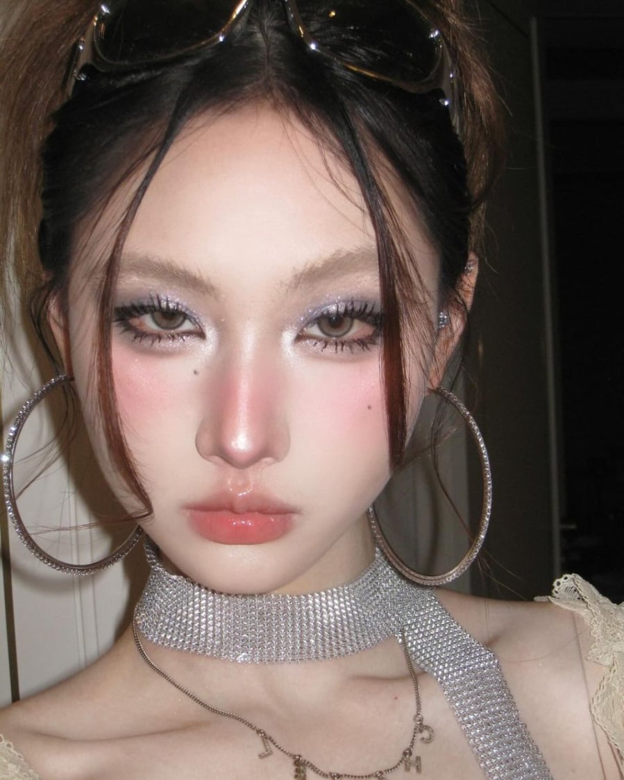Các cô nàng xứ trung dùng phấn nhũ trên toàn bộ bầu mắt và bọng mắt