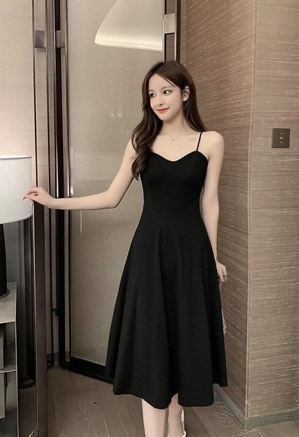 Váy hai dây chính là một trong những món thời trang được ưa chuộng, ghi điểm ở sự quyến rũ, thời thượng. 