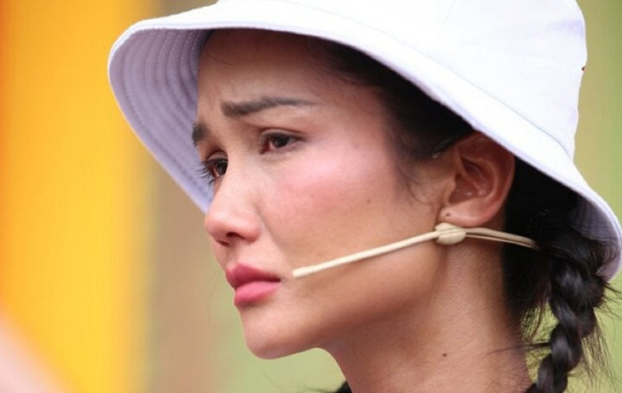 H'Hen Niê rơi nước mắt khi chứng kiến hoàn cảnh khó khăn của các em nhỏ.    