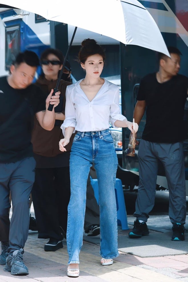  Cô sơ vin sơ mi và diện guốc cao gót, vóc dáng của Lộ Tư trông vừa mảnh mai vừa cao ráo.