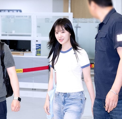 Nhờ chọn áo lửng, Kim Ji Won không cần sơ vin, vóc dáng vẫn có độ cao ráo.