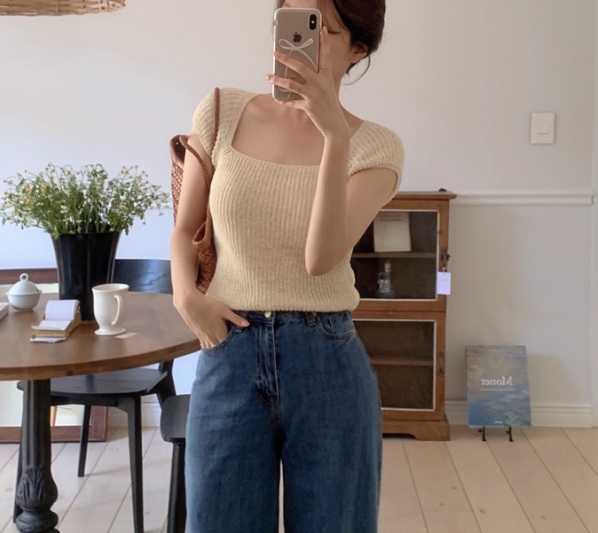 Công thức áo len tăm cổ vuông + quần jeans ống suông có sự đan xen giữa nét nữ tính và vẻ trang nhã, tinh tế.    
