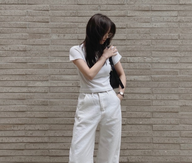 Áo thun trắng dáng lửng với quần jeans xuyệt tông giúp nàng nổi bật. 