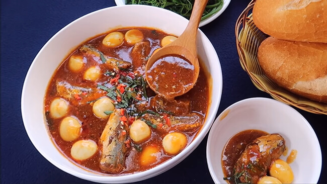 Món cá mòi hộp kho trứng cút này có thể dùng kèm với cơm trắng hoặc bánh mì