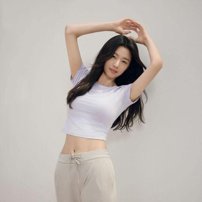 Hoạt động nghệ thuật hơn 20 năm, Jeon Ji Hyun luôn có mặt trong top những mỹ nhân nổi tiếng nhất nhì làng giải trí Hàn.    