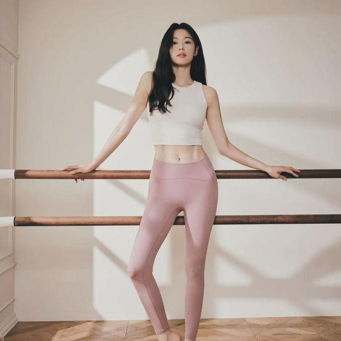 Vì lịch trình bận rộn và yêu cầu khắt khe của công việc nên Jeon Ji Hyun vô cùng quan tâm đến chuyện giữ vóc dáng. 