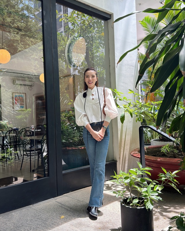 Công thức áo blouse trắng và quần jeans xanh mang đến nét trẻ trung cho người diện.