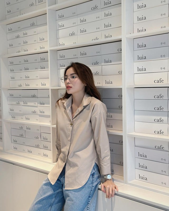 Công thức áo sơ mi màu be và quần jeans xanh mà combo mà ai cũng có thể mặc đẹp