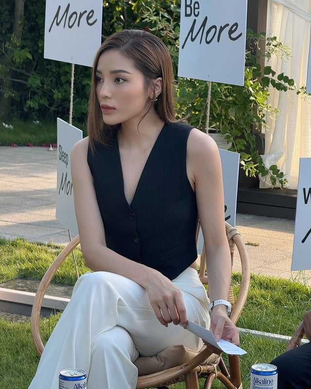 Kỳ Duyên phối áo gile theo cách thanh lịch, đó là kết hợp với quần trắng.