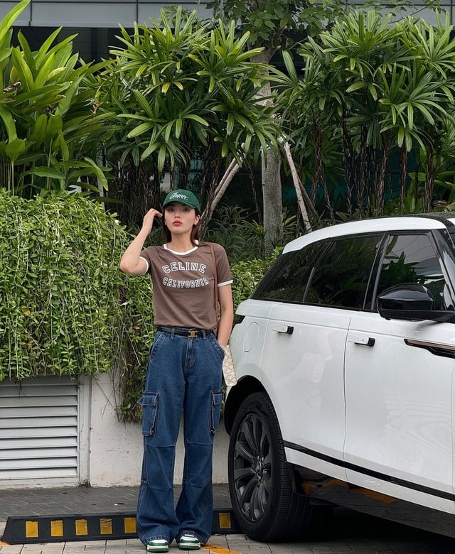 Các nàng nên diện áo thun màu nâu kết hợp với quần jeans ống rộng.